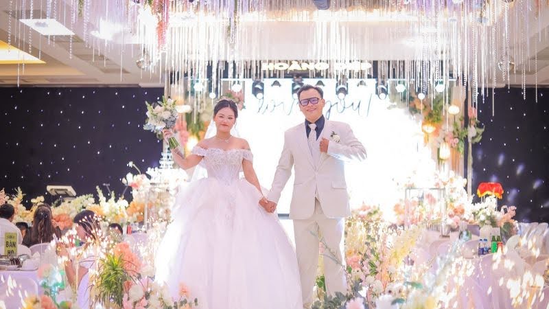 Sân khấu đám cưới lung linh tại nhà hàng tiệc cưới Hoàng Diệp