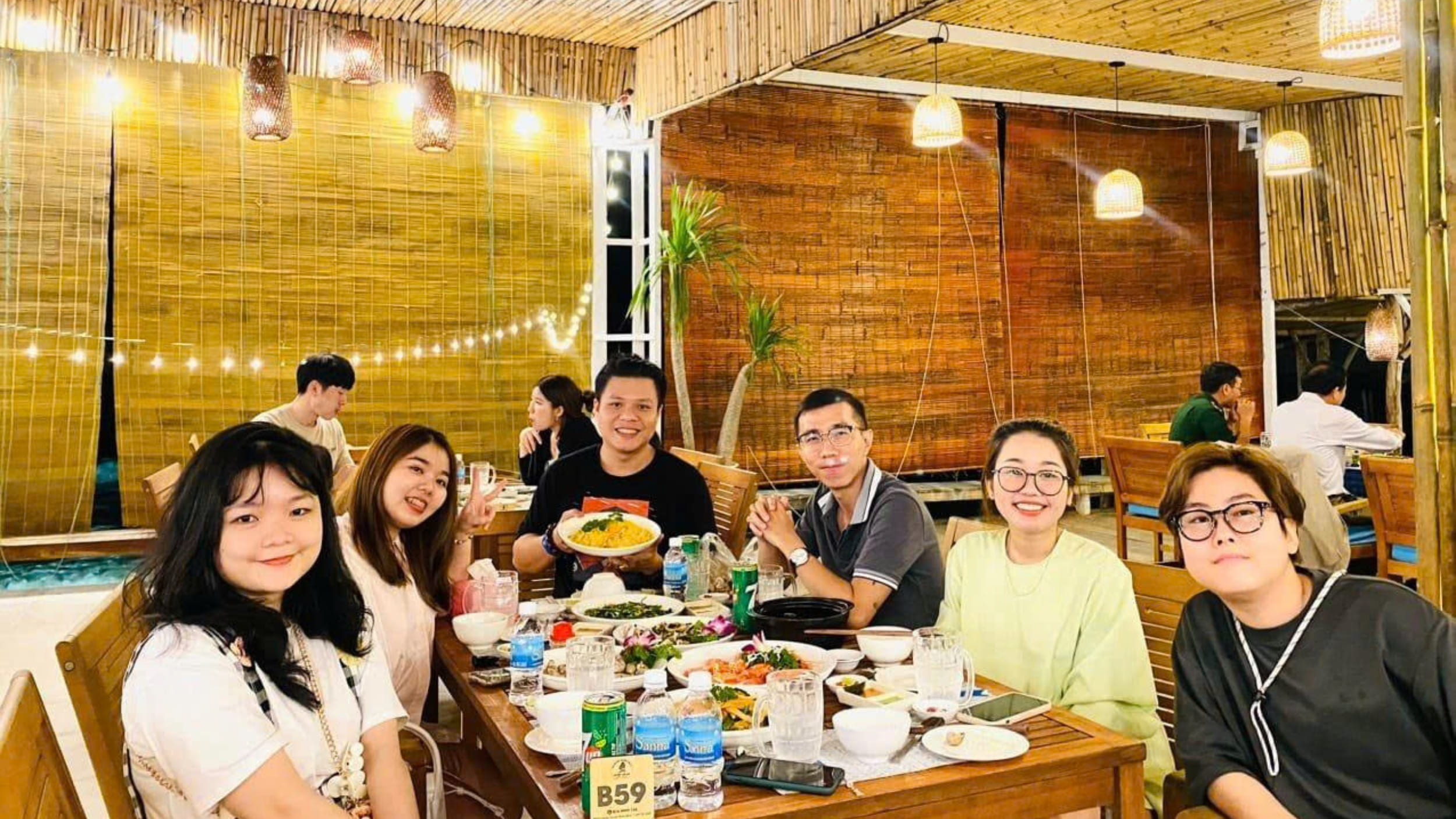 Du khách thưởng thức hải sản tươi ngon tại nhà hàng Rạng Đông