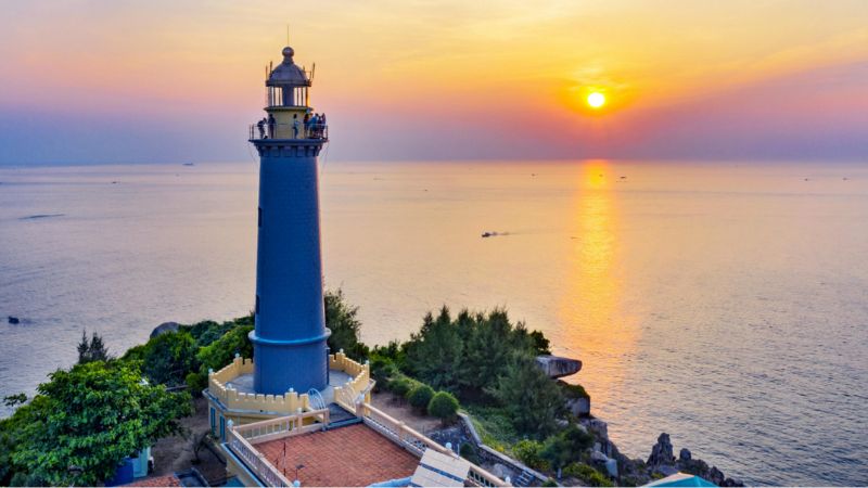 Hải đăng Mũi Điện tại đảo Bình Hưng khi bình minh lên 