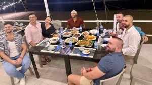 Thực khách ăn tối bên biển tại nhà hàng Rạng Đông