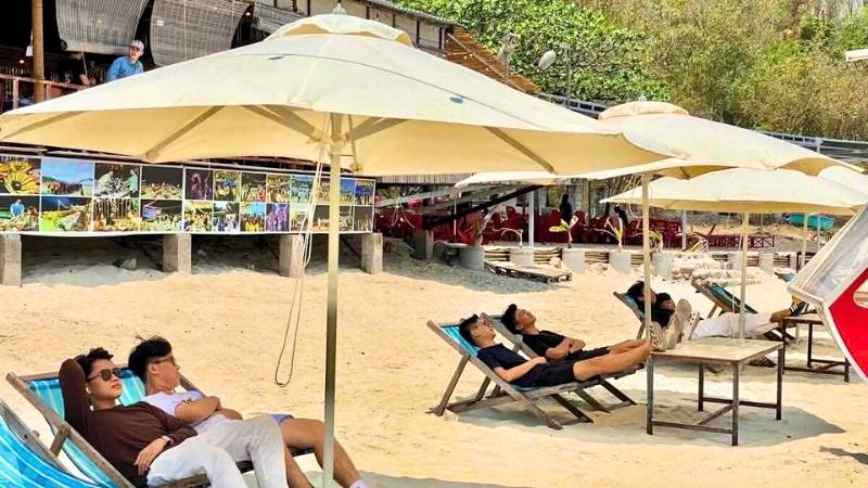 Ghế nghỉ trên bãi biển tại nhà hàng Rạng Đông Eo Gió