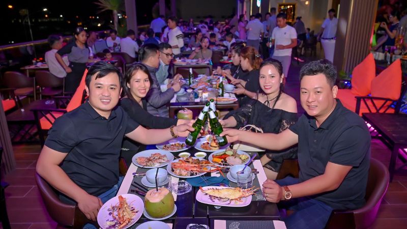 Nhà hàng ở Cam Ranh - Sân thượng nhà hàng Vịnh Xanh