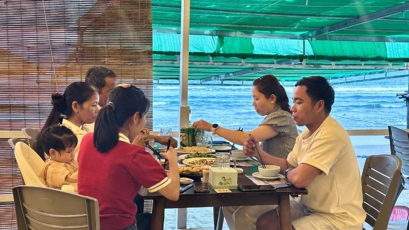Ăn trưa Cam Ranh bên sóng biển yên ả tại Rạng Đông