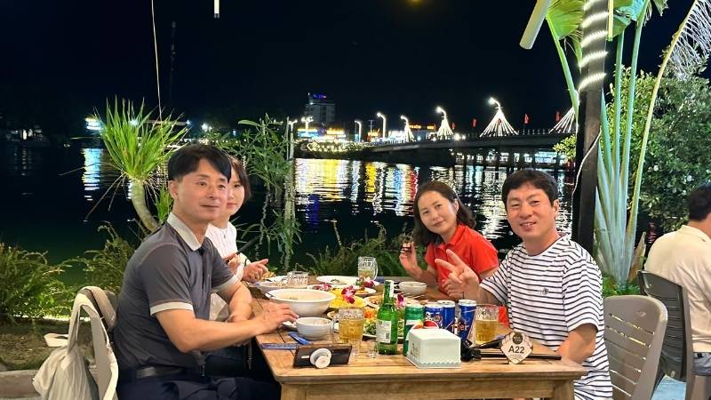 Du khách Hàn Quốc ăn hải sản với view sông tuyệt đẹp tại Bến Thuyền