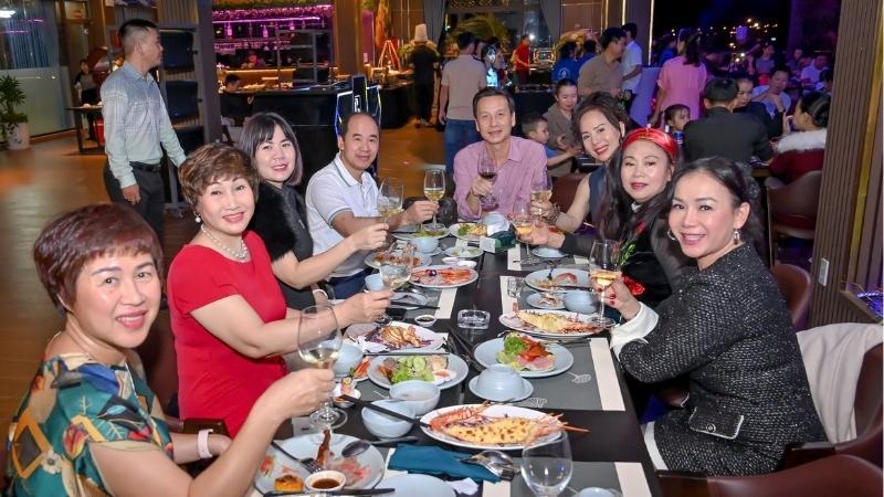 Gần sân bay Cam Ranh có gì ăn? Ghé ngay nhà hàng Cơm Niêu Vịnh Xanh