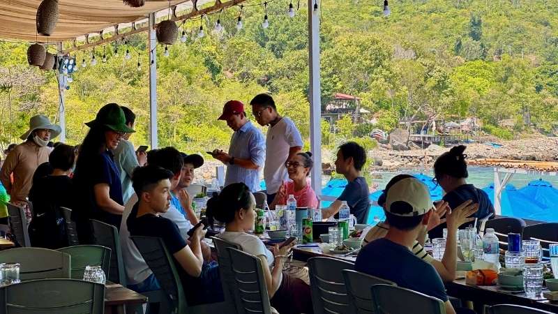 Du khách thưởng thức hải sản bên view biển tại nhà hàng Eo Gió Bãi Dài 