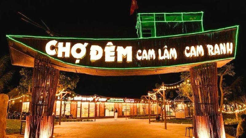 Cổng khu chợ đêm gần sân bay Cam Ranh
