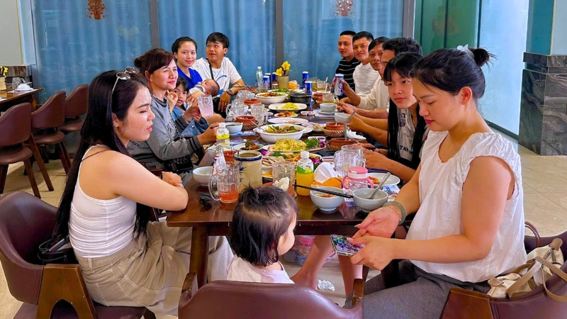 Gia đình dùng bữa tại nhà hàng Vinh Xanh Cam Ranh