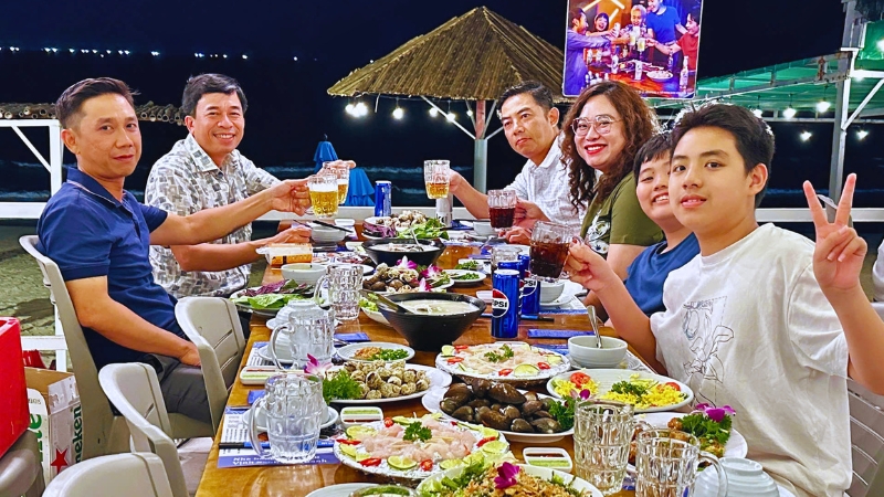 Gia đình dùng bữa hải sản tại nhà hàng Eo Gió Bãi Dài Cam Ranh