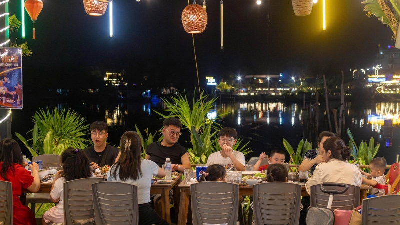 Gia đình thưởng thức buổi tối bên view sông tuyệt đẹp tại Bến Thuyền Cầu Mới