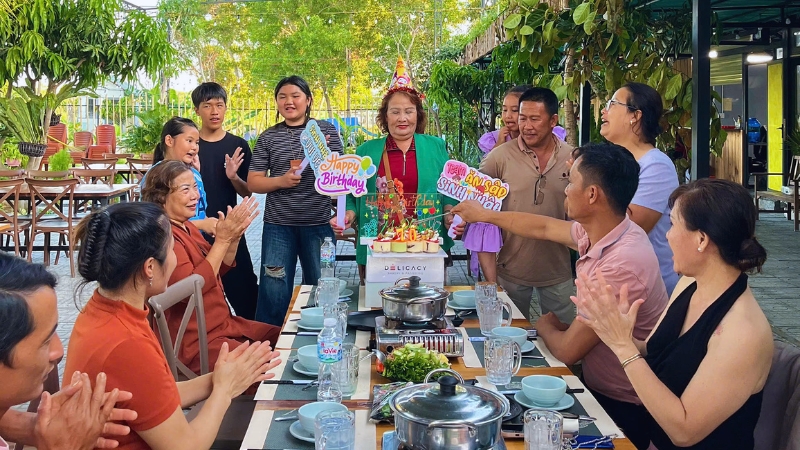 Đại gia đỉnh tổ chức sinh nhật tại nhà hàng Biển Xanh