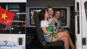 Du khách nước ngoài vui vẻ được đưa đón miễn phí - Cơm Niêu Vịnh Xanh