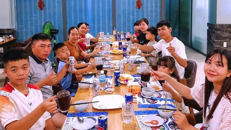  Đại gia đình thưởng thức bữa ăn tại nhà hàng Cơm Niêu Vịnh Xanh 