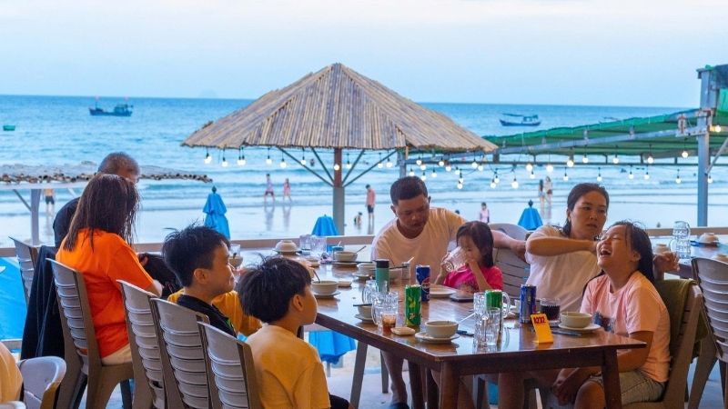 View biển đẹp ngất ngây tại Nhà hàng Hải sản Eo Gió Bãi Dài