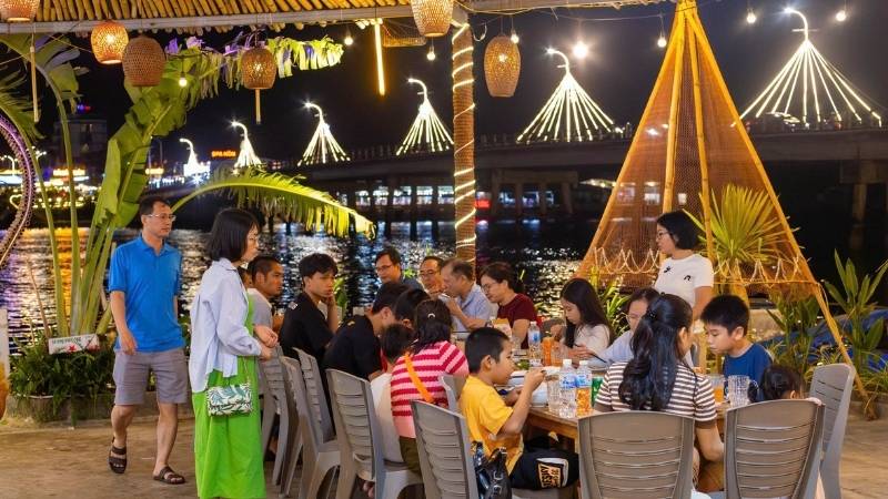 Chill bên sông tại Nhà hàng Bến Thuyền Cầu Mới