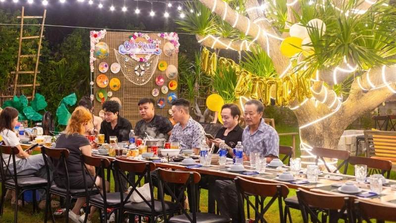 Khu sân vườn cực đỉnh tại nhà hàng Biển Xanh 