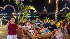 Buổi tối bên view sông tuyệt đẹp tại nhà hàng hải sản Bến Thuyền Cầu Mới
