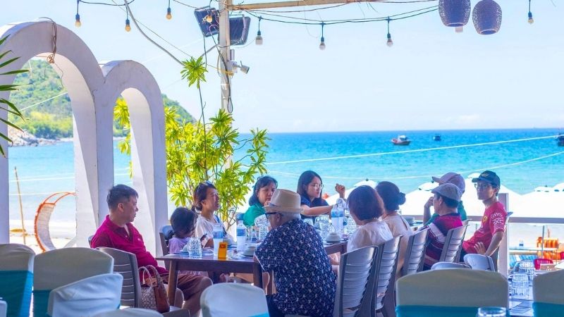 Nhà hàng Cam Ranh gần sân bay Vịnh San Hô với view biển tuyệt đẹp